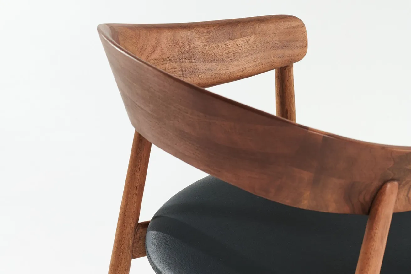 Designerstuhl Unaj mit Arm Nussbaum